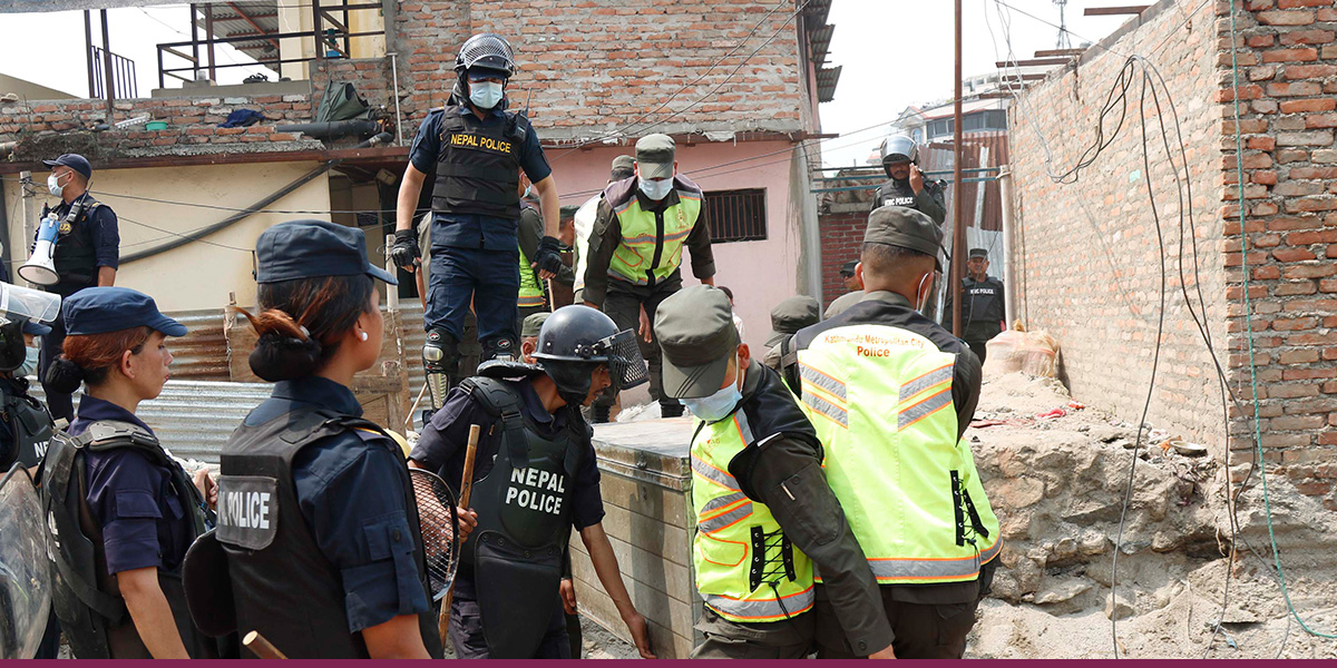 बस्ती छाड्दै मनोहराका सुकुम्बासी