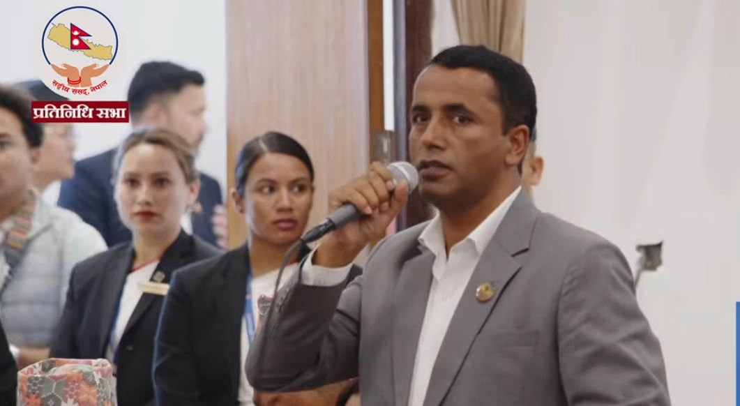 आकस्मिक रूपमा सदनमा प्रधानमन्त्री उभिएपछि विपक्षीको आपत्ति