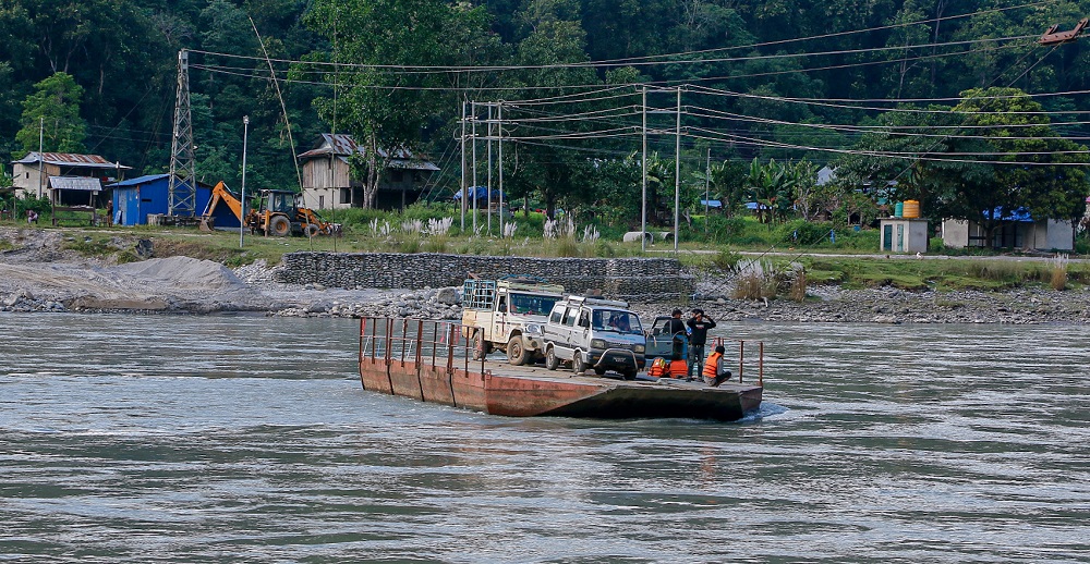 अरुणमा बहाव बढेपछि सतिघाट फेरि बन्द