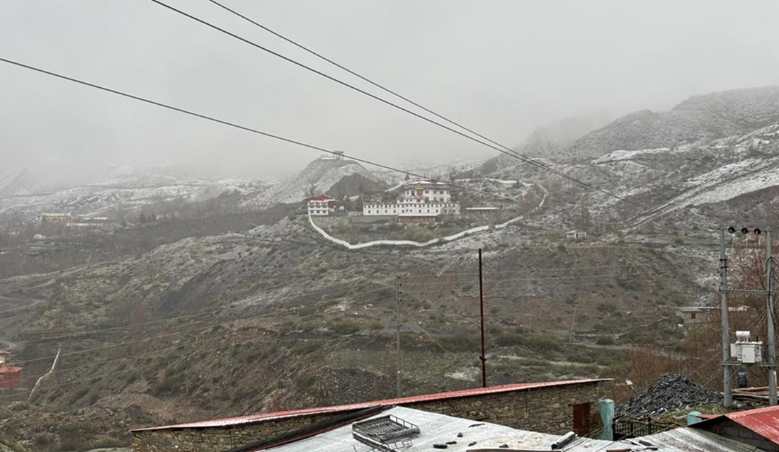 बर्खा लाग्यो, तर हिउँ पर्न छाडेन
