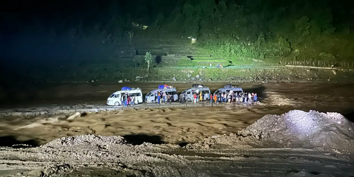 रोशी खोलामा फसेकाहरूको सशस्त्र प्रहरीले गर्‍यो उद्धार