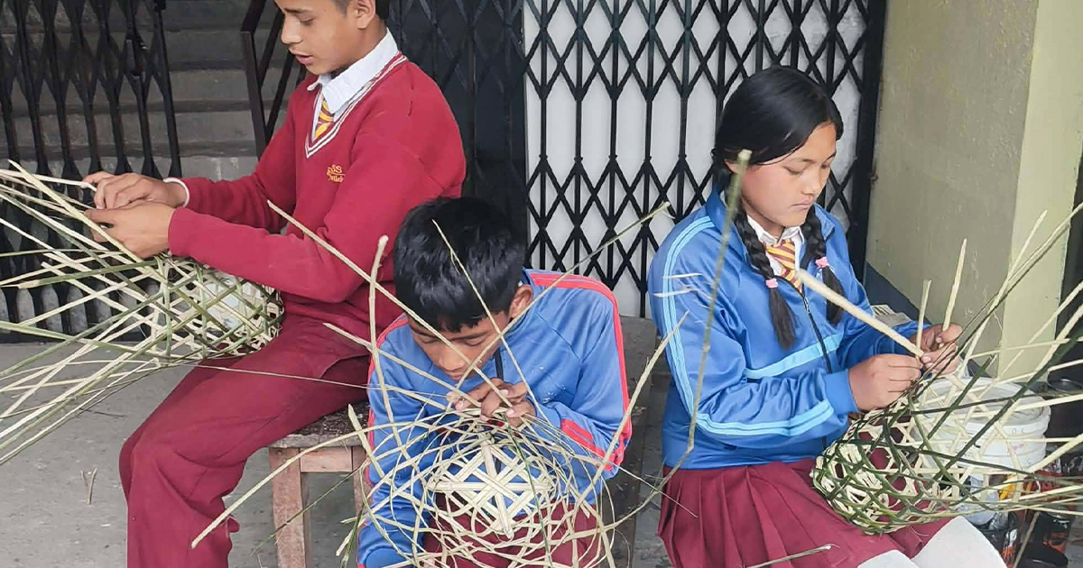 विद्यार्थीलाई चोयाका सामान बनाउन सिकाइदै