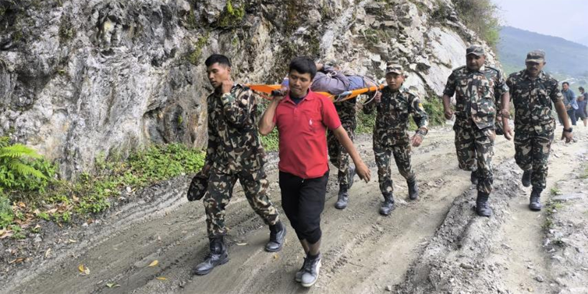 काठमाडौँमा साइक्लिङका क्रममा खसेका पुरुषको उद्धार