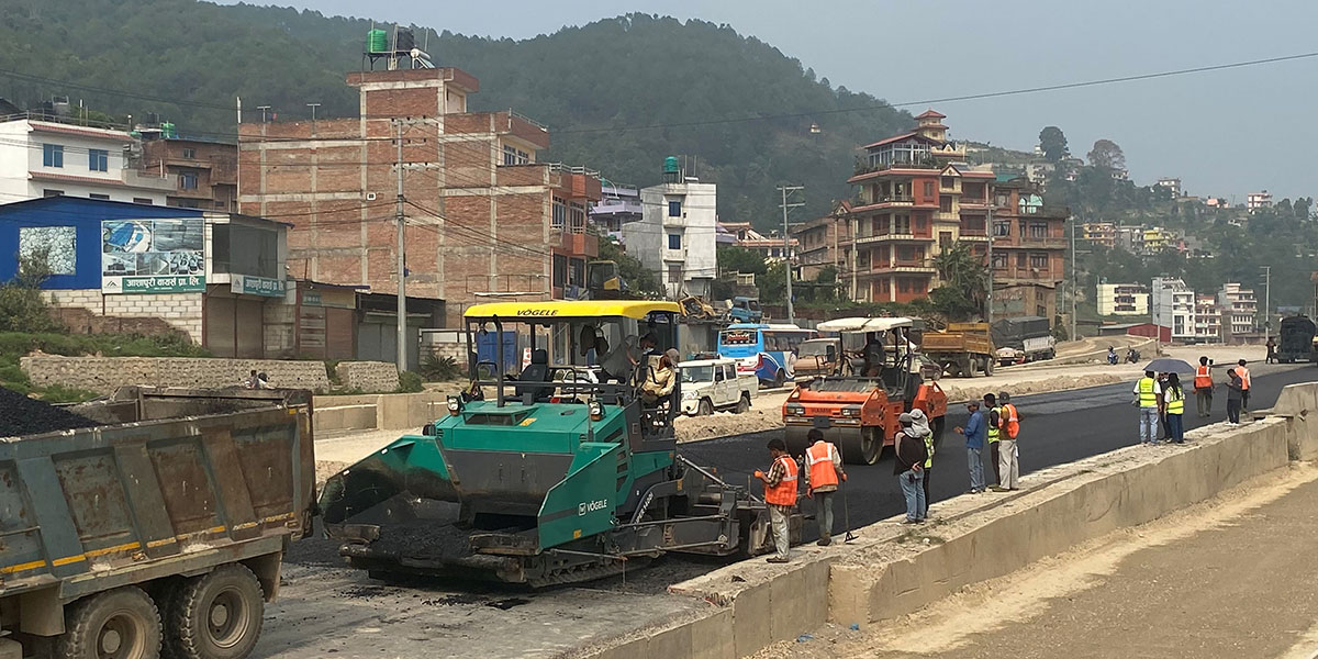 साँगा-धुलिखेल सडकखण्डको बनेपास्थित बुडोल क्षेत्रमा कालोपत्र गरिँदै