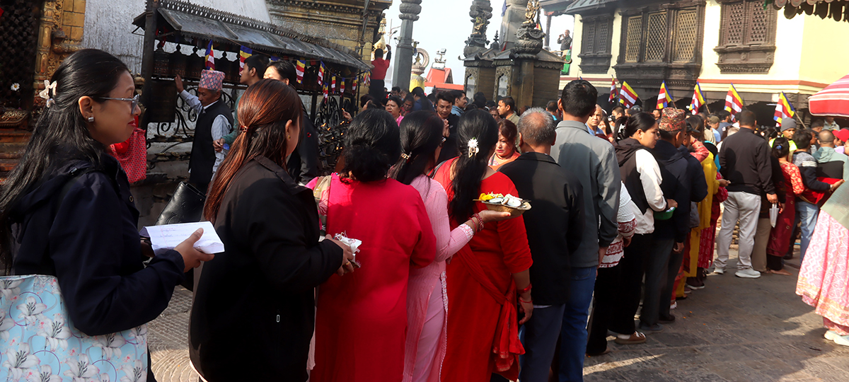 बुद्ध जयन्ती : बौद्ध र स्वयम्भूमा श्रद्धालुको घुइँचो