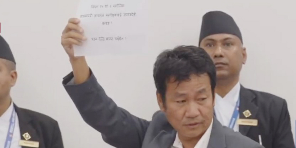 हर्क साम्पाङद्वारा प्रतिनिधिसभा बैठकमा पर्चा देखाएर विरोध