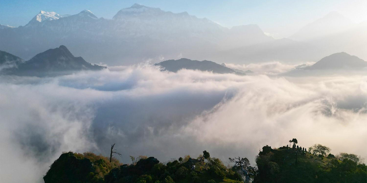 पहाडको उच्च स्थानको घाँसेमैदान, लहरै हिमालले आकर्षक छ जलजला