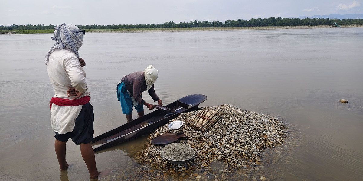 कर्णाली नदीमा सुन खोजिँदै