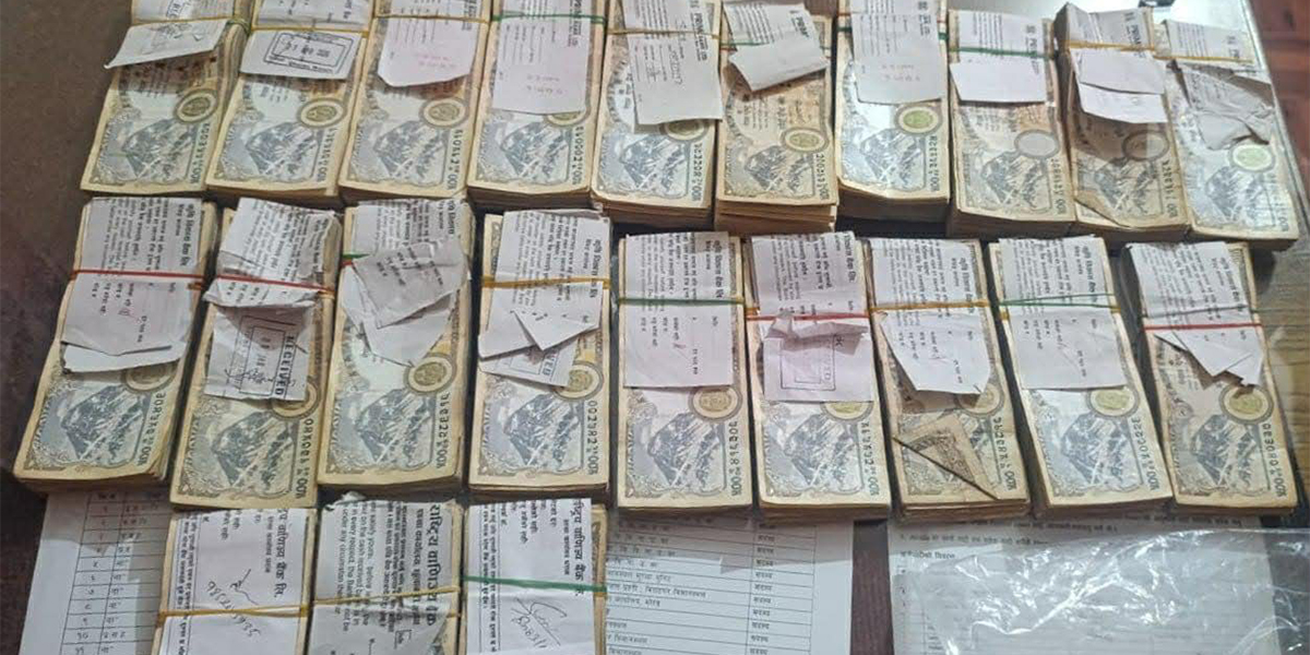 स्रोत नखुलेको २७ लाखसहित विमानस्थलबाट दुई जना पक्राउ