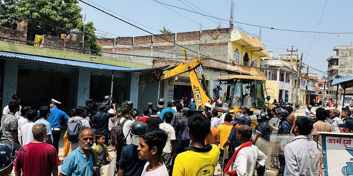 सर्लाहीमा पनि अतिक्रमिण संरचनामाथि डोजर