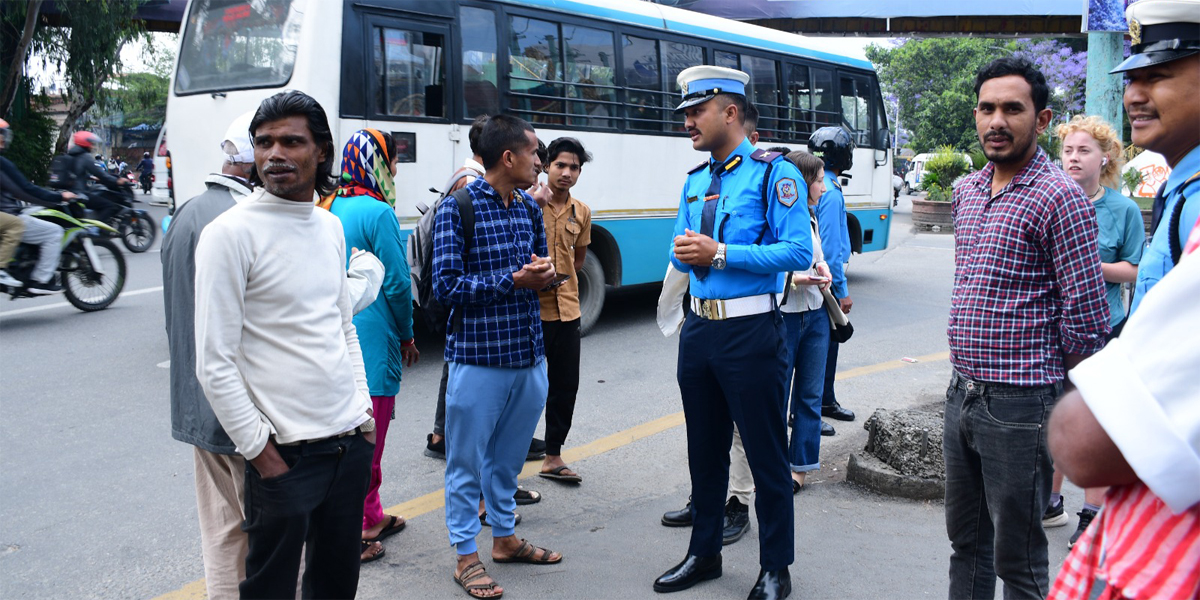 ट्राफिक प्रहरीको अभियान : अकासेपुल र जेब्राक्रसिङको प्रयोग गर्न आग्रह