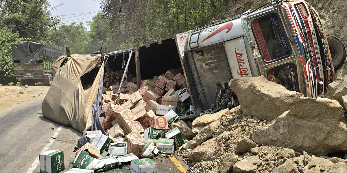 ब्रेक फेल भएर मालवाहक ट्रक दुर्घटना