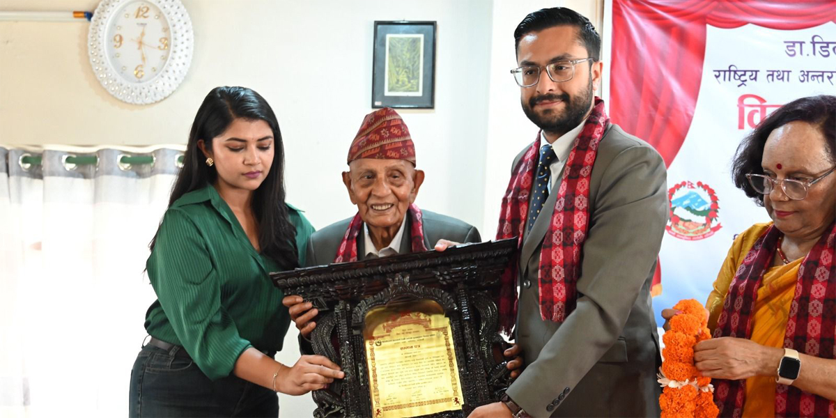 डा. डिल्लीरमण रेग्मी राष्ट्रिय तथा अन्तर्राष्ट्रिय शान्ति पुरस्कार प्रदान