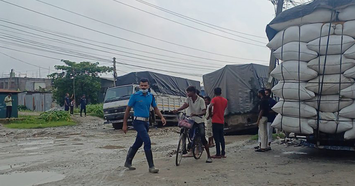 मोरङको कटहरी खण्डको हाटखोला–कटहरी खण्डमा फस्यो ट्रक, यातायात अवरुद्ध
