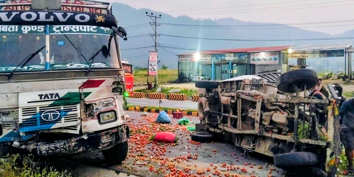 तनहुँमा तरकारी बोकेको जिप र कन्टेनर ठोक्कियो