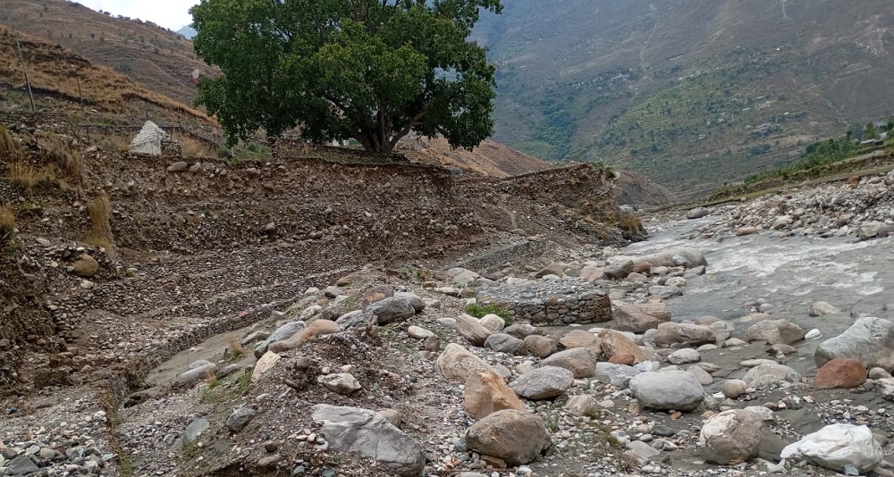 बाढीपहिरोको जोखिममा विद्यालय, त्रासमा विद्यार्थी