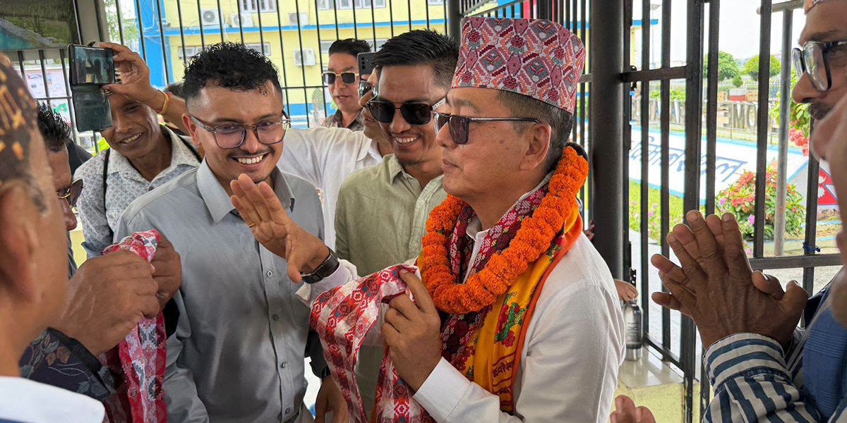रास्वपा महाधिवेशनमा सहभागी हुन चितवन पुगे राजेन्द्र लिङ्देन, गगन थापा पनि जाँदै
