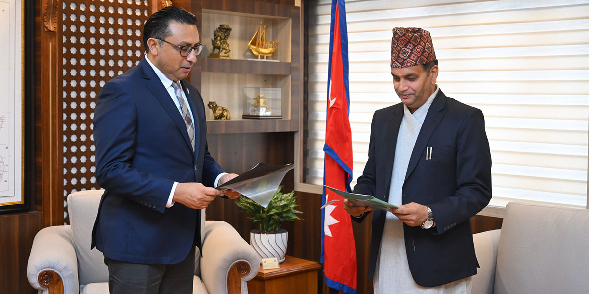 धितोपत्र बोर्डका नवनियुक्त अध्यक्षलाई अर्थमन्त्री गराए शपथ, लोभ र प्रलोभनबाट टाढा रहन निर्देशन