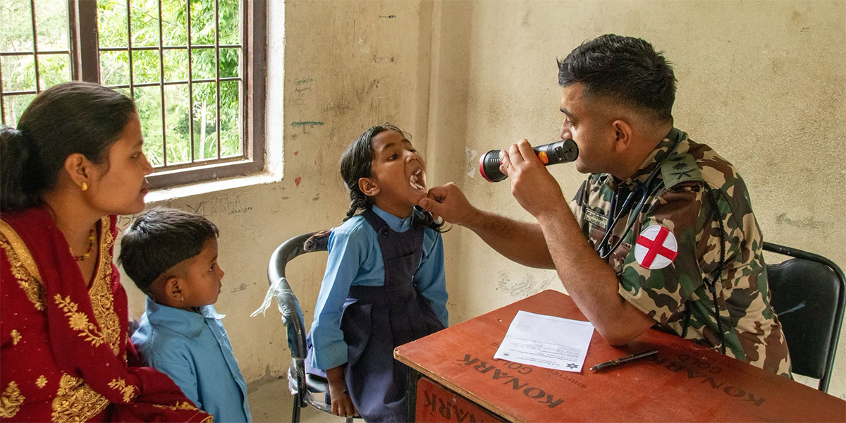 सेनाको निःशुल्क स्वास्थ्य शिविरबाट ६ सयभन्दा बढी लाभान्वित, जटिल प्रसूति भएकी महिलाको हवाई उद्धार