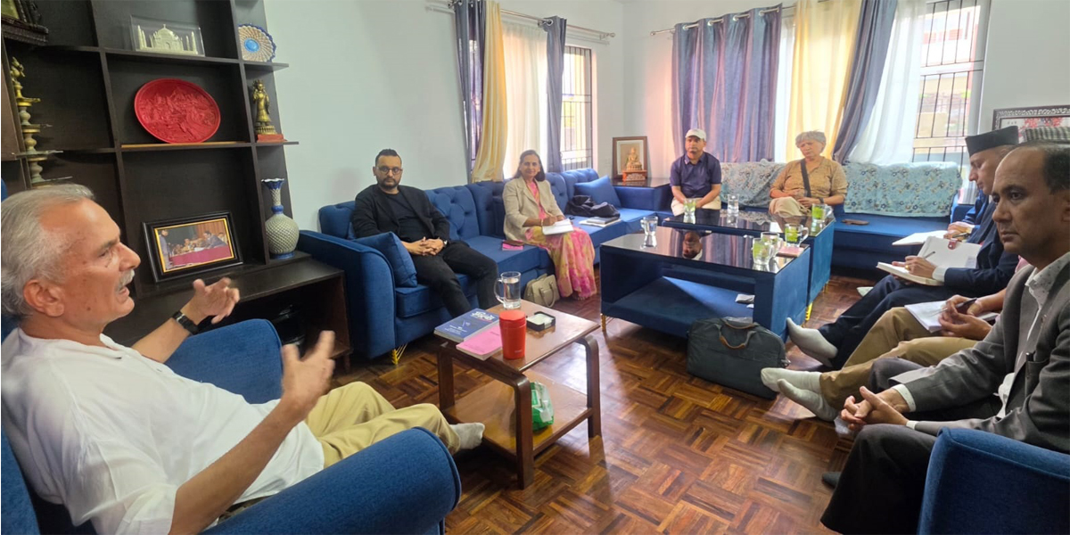 संविधान संशोधन बहसपत्र तयारी कार्यदलद्वारा पूर्वप्रधानमन्त्री भट्टराईसँग छलफल