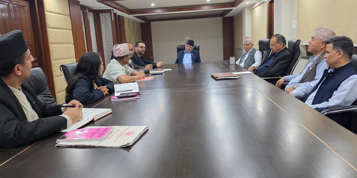 संविधान संशोधन बहसपत्र तयारी कार्यदलद्वारा पूर्वप्रधानमन्त्रीसँग छलफल
