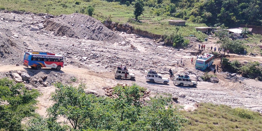 मौसमअघि नै बग्यो तमोरको डाइभर्सन, सकस बन्दैछ यात्रा