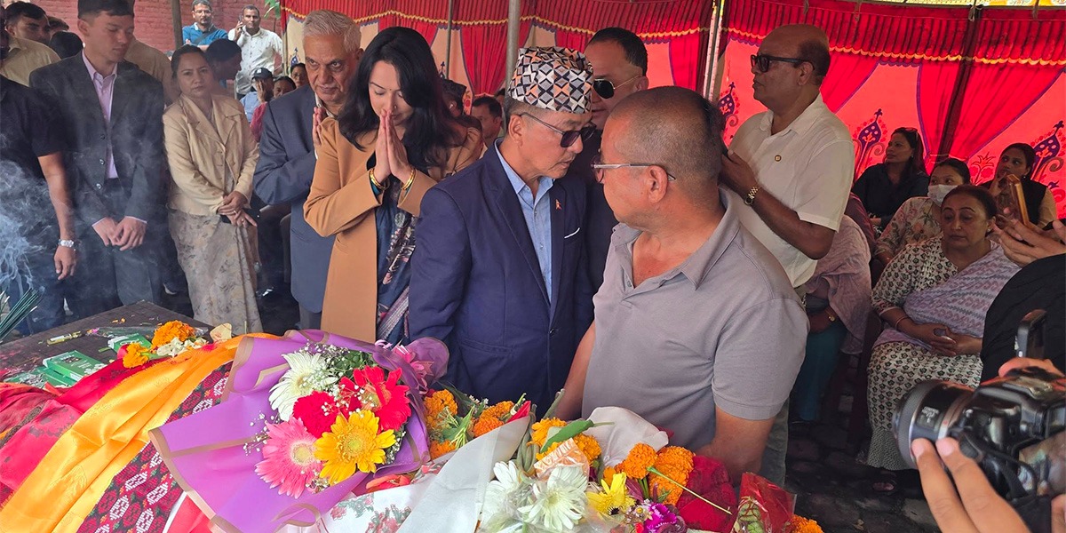 गोपालमानलाई श्रद्धाञ्जली दिन सानेपामा लिङ्देन र खुश्वु ओली
