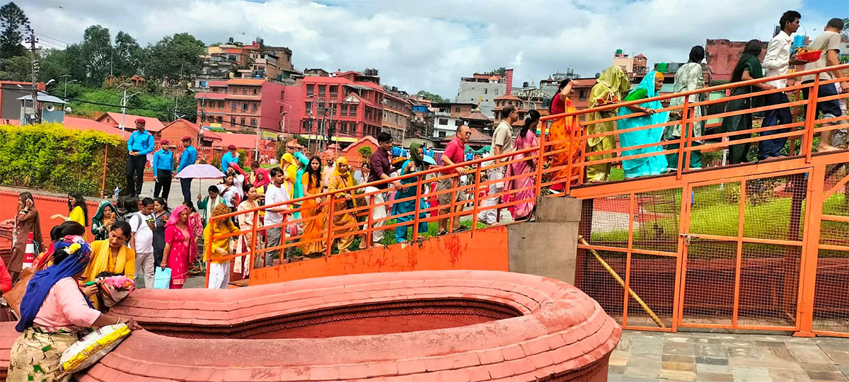 साउनको पहिलो सोमबार पशुपतिनाथमा भक्तजनको घुइँचो (तस्बिरहरू)
