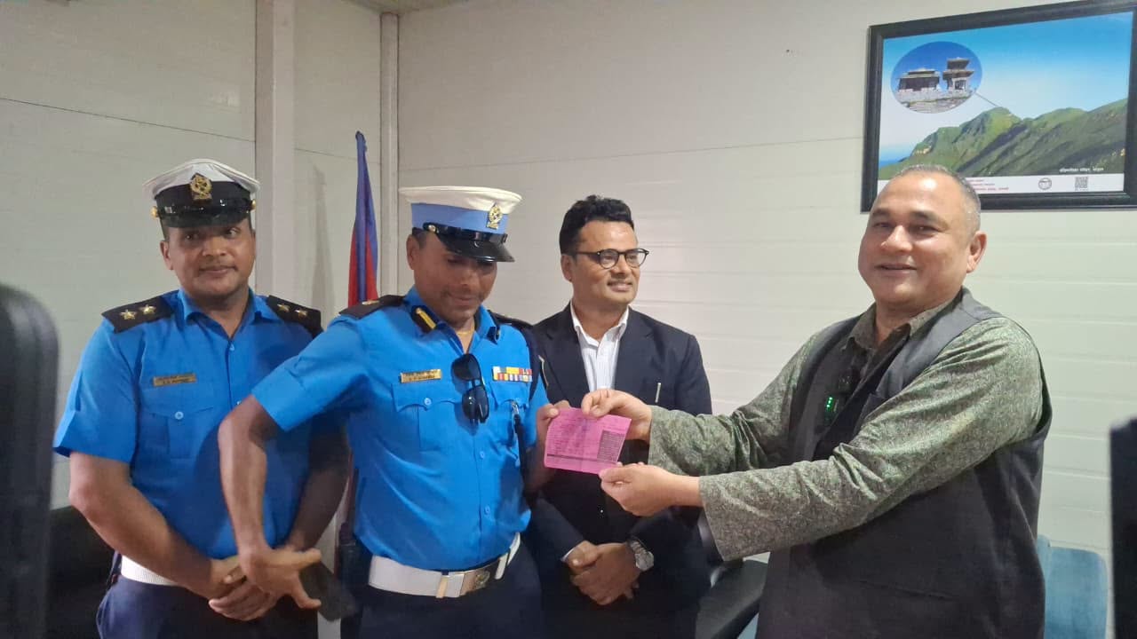 बिना हेल्मेट मोटरसाइकल कुदाएको भिडियो भाइरल बनेपछि कारबाहीमा परे मुख्यमन्त्री