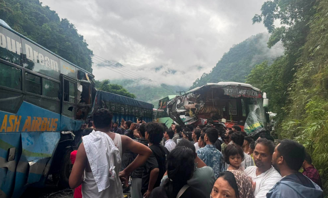 नारायणगढ-मुग्लिन सडक खण्डमा बस ठोक्किँदा सडक अवरुद्ध