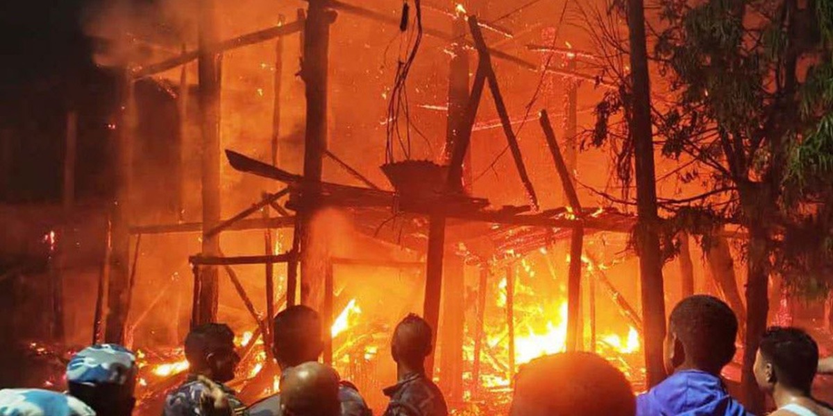 विद्युत् सर्ट हुँदा बिर्तामोडमा भीषण आगलागी, तीन घर पूर्ण रूपमा नष्ट