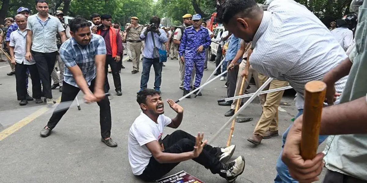 भारतमा ‘कक्रोच’ आन्दोलनले दबाबमा सरकार!