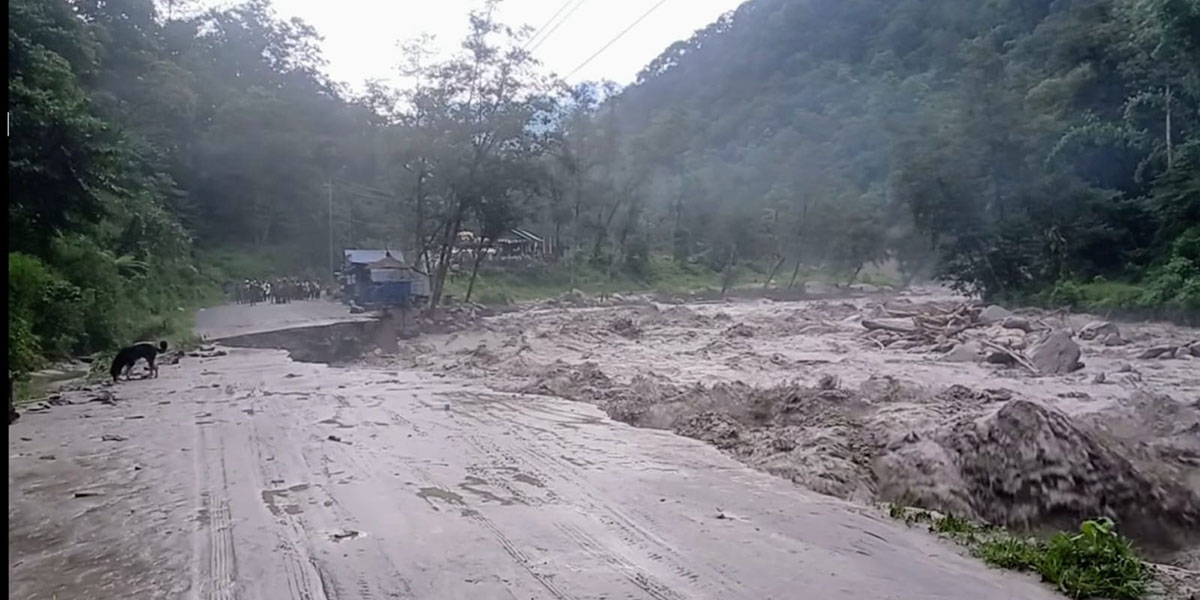 मोदी खोलाको बाढीले सडक बगायो, घान्द्रुकमा तीन सय पर्यटक अलपत्र
