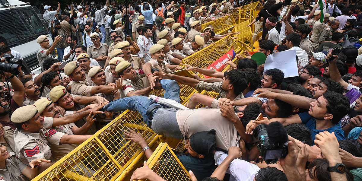 दिल्लीमा किन हजारौं मानिस प्रदर्शन गरिरहेका छन्?
