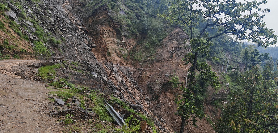 पहिरो हटाइएपछि कर्णाली राजमार्ग सञ्चालनमा