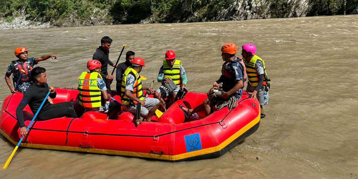 दैलेख गाडी दुर्घटना : नदीको तीव्र बहावका कारण खोजीकार्य चुनौती