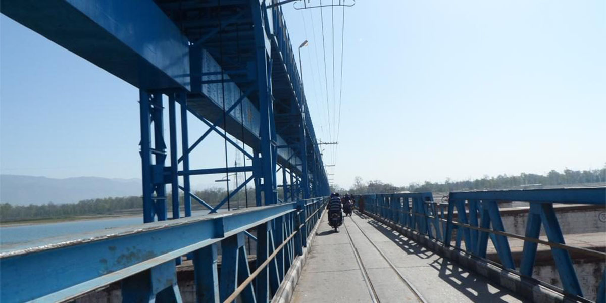 महाकालीमा घट्यो जलप्रवाह, गुड्न थाले गाडी