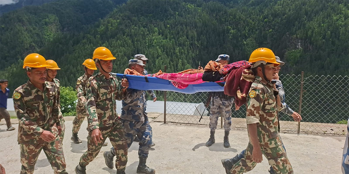 डोल्पा बाढीमा घाइते महिलाको सेनाको हेलिकप्टरबाट उद्धार
