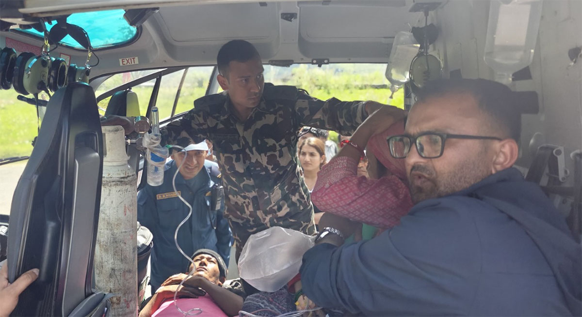 नेपाली सेनाद्वारा जीप दुर्घटनाका घाइतको हवाई उद्धार