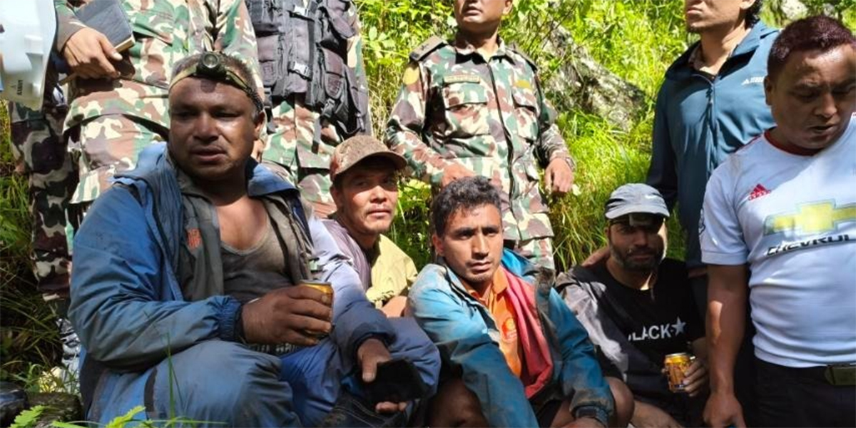 सेनाले गर्‍यो पहिरोमा परी भीरमा अड्किएका चार जनाको उद्धार