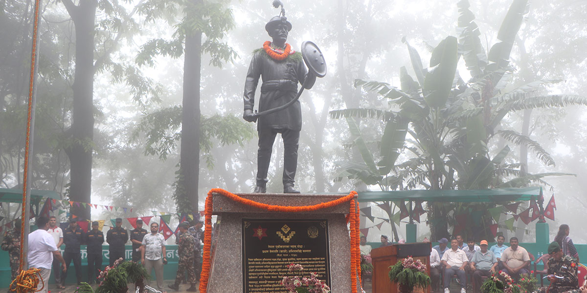 ऐतिहासिक सोमेश्वरगढीमा अभिमानसिंह बस्न्यातको पूर्णकदको शालिक स्थापना