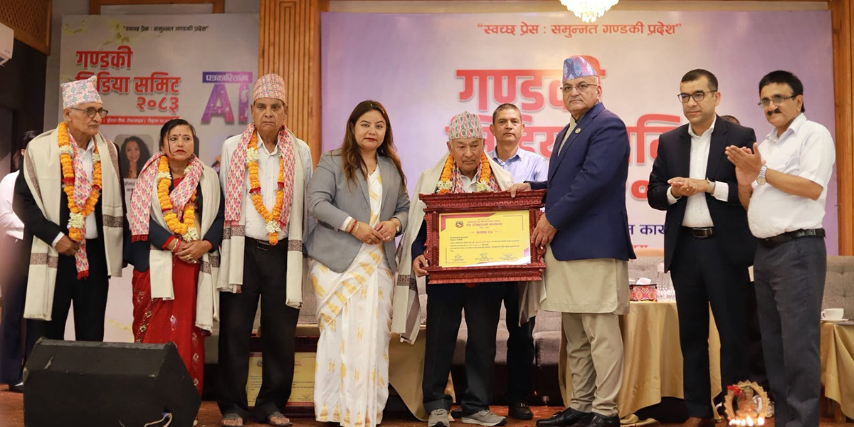 प्रेस रजिष्ट्रारको कार्यालयबाट पाँच अग्रज पत्रकार सम्मानित