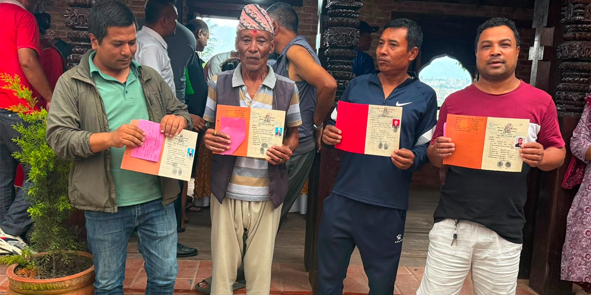 नापजाँच सकिएको ४ वर्षपछि भक्तपुरका ४२१ परिवारले पाए लालपुर्जा