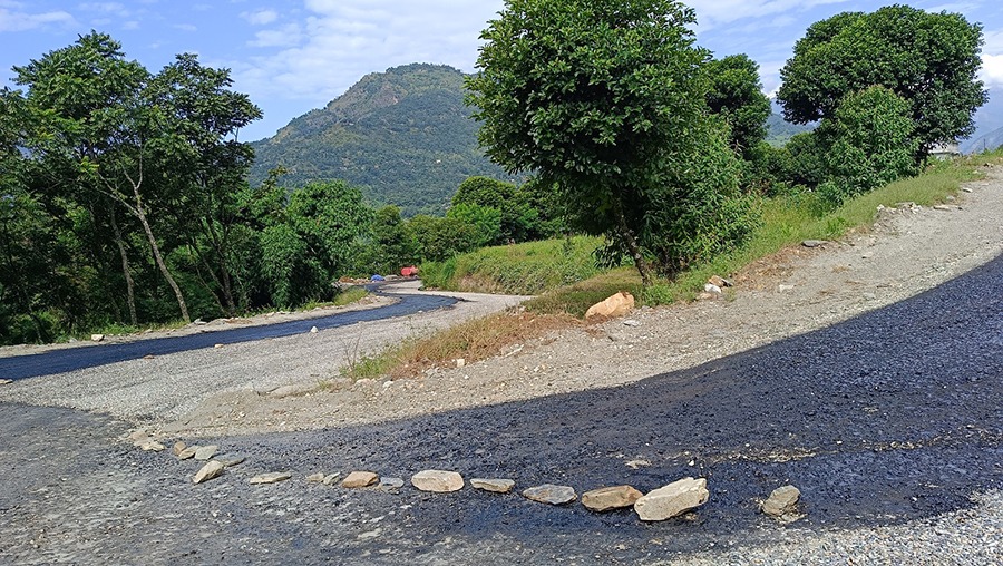 म्याग्दीका मुख्य दुई सडकमा रातिको समयमा यातायात सञ्चालनमा रोक