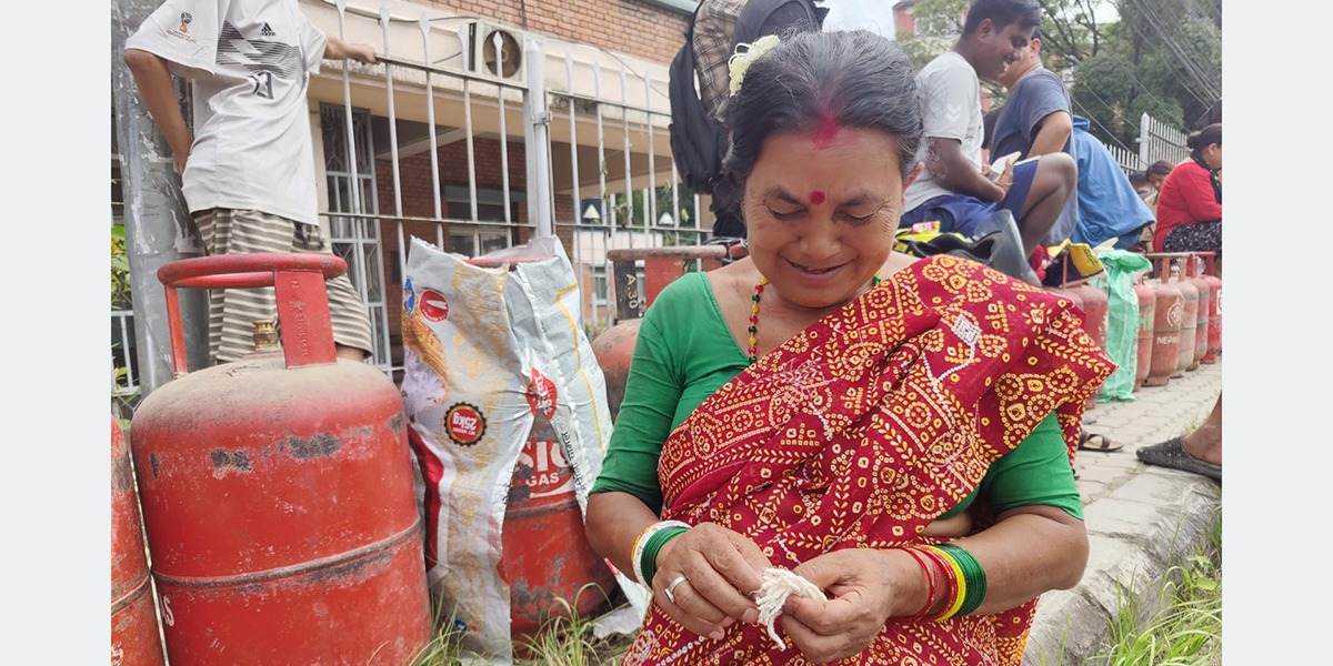 चारदोबाटोमा ग्यासको पर्खाइ, बत्ती काट्दै समय कटाउँदै