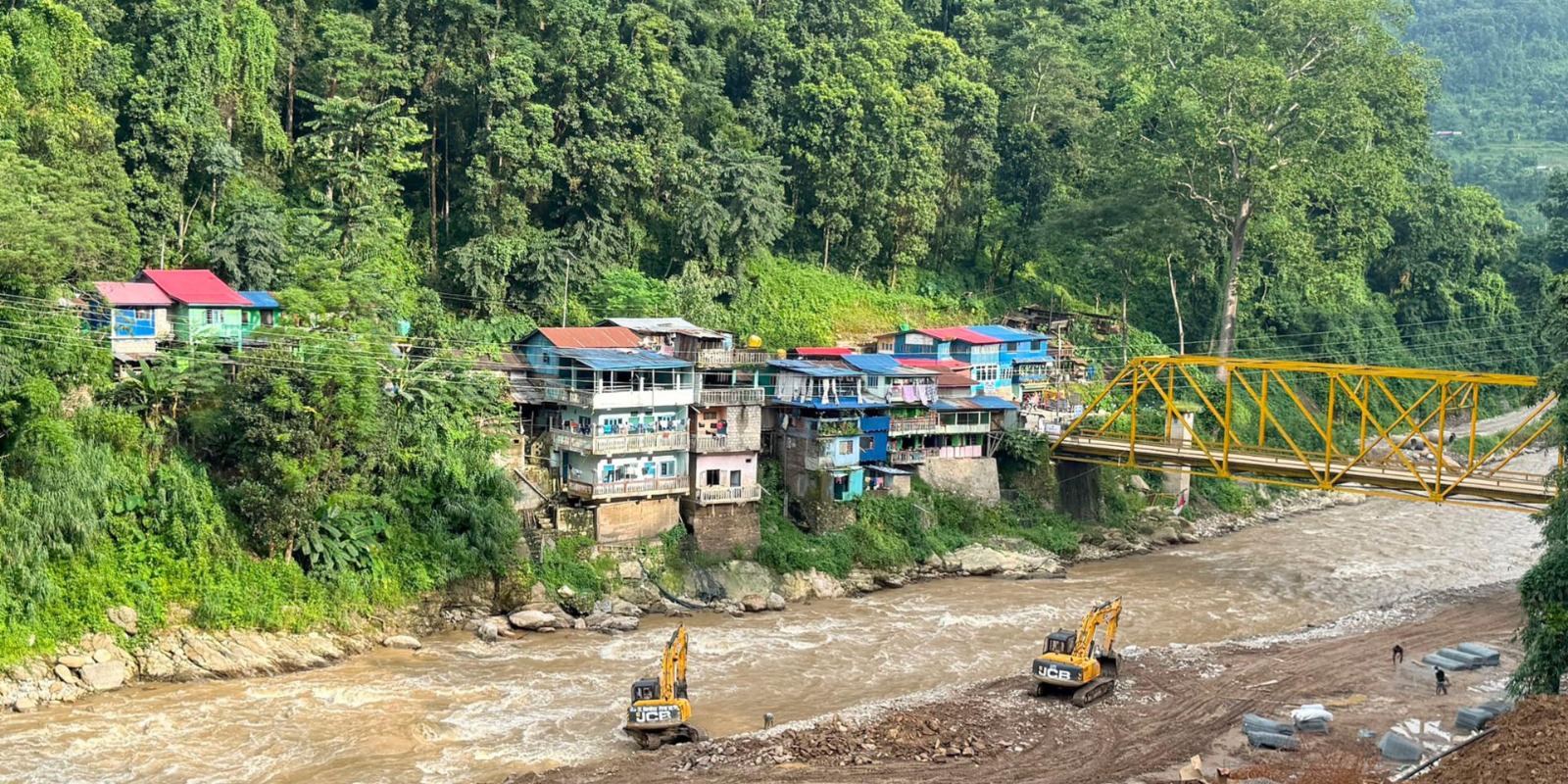 खोलाको कटान र पहिरोको जोखिममा पुल र बस्ती