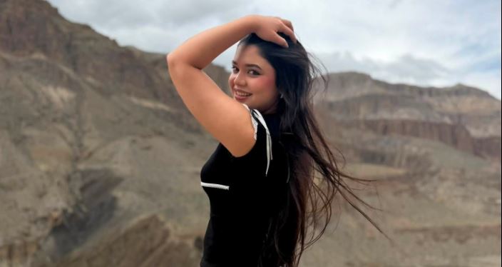 गायिका समीक्षा अधिकारीलाई डेढ वर्षदेखि लगातार फोनमा अत्याइरहेका छन् एक व्यक्ति