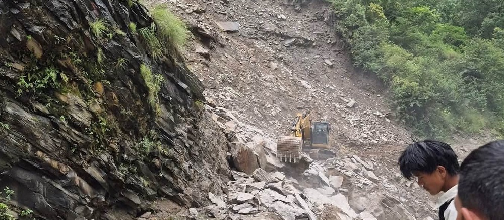 इलामको माङ्सेबुङ गाउँपालिका हुँदै पाँचथरको चिसोपानी पञ्चमी जोड्ने सडक फाल्गुनन्द मार्गमा मालवाहक सवारी रोक