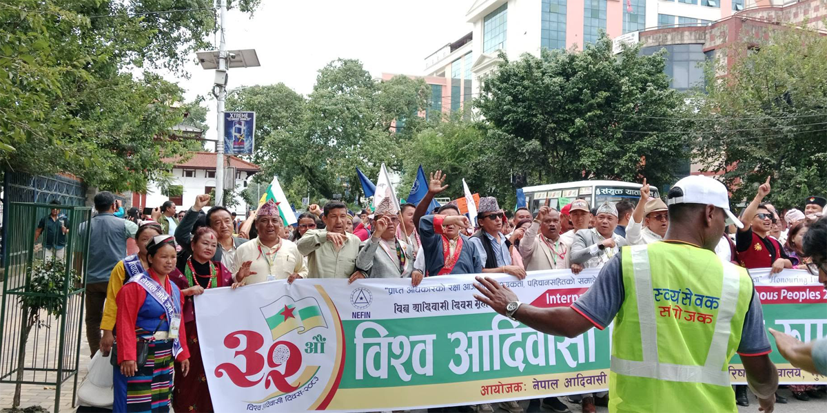 विश्व आदिवासी दिवसको अवसरमा निकालियो र्‍याली