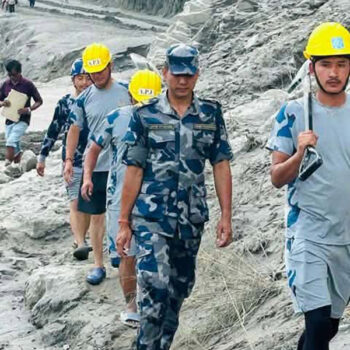 टिमुरेमा पुरिएको अवस्थामा ६ वर्षीया बालिका बाढीको ३ दिनपछि सकुशल उद्धार